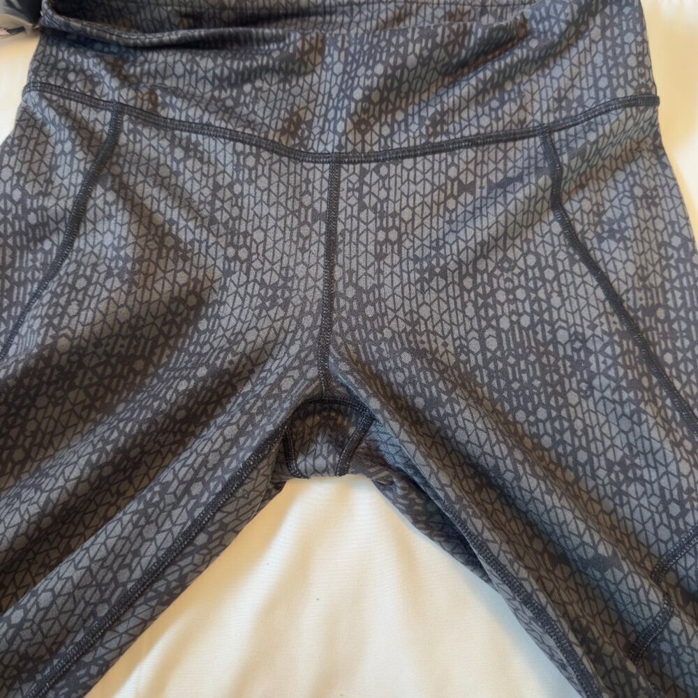 Patagonia Centered Worn Wear Gray Geometric Leggings Women's Sz M Athletic Yoga - Picture 14 of 15